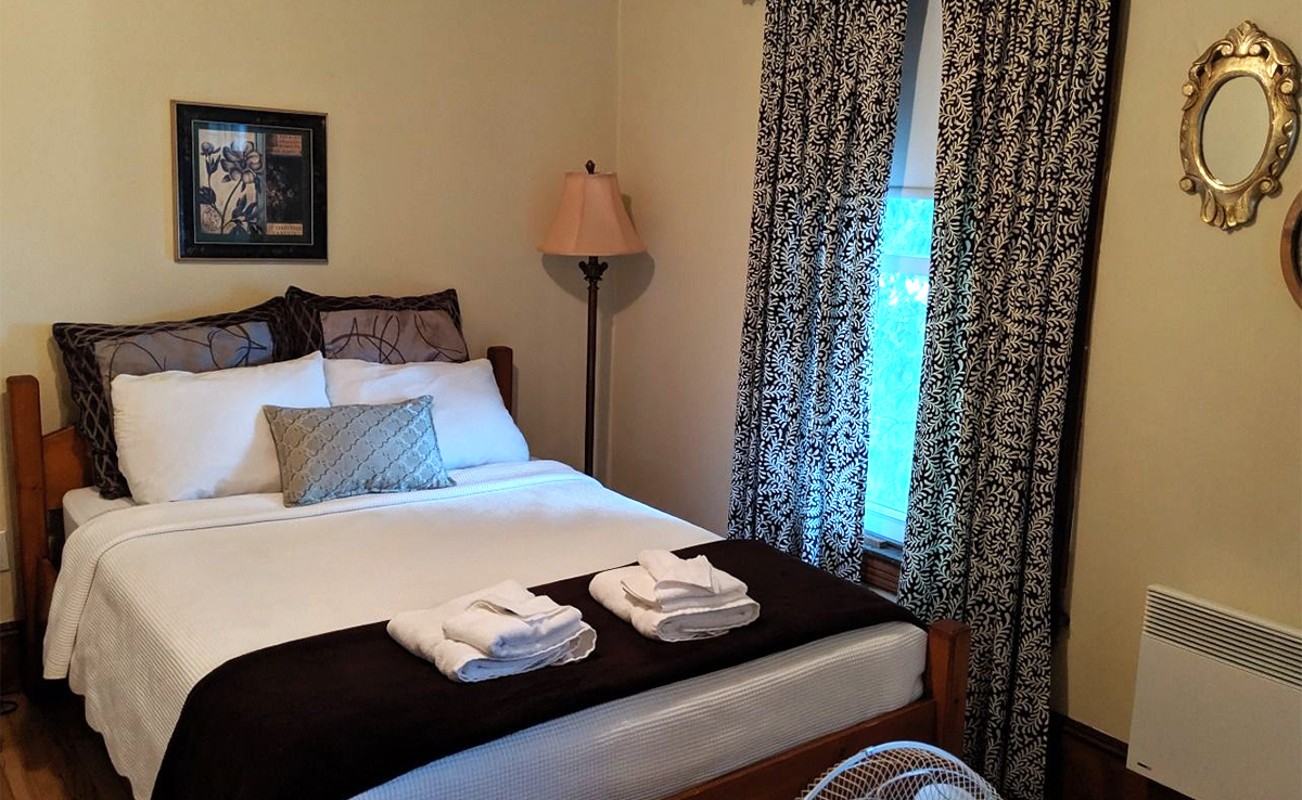 Chambre avec 1 lit double - Hébergement de l'Auberge Ayer's Cliff