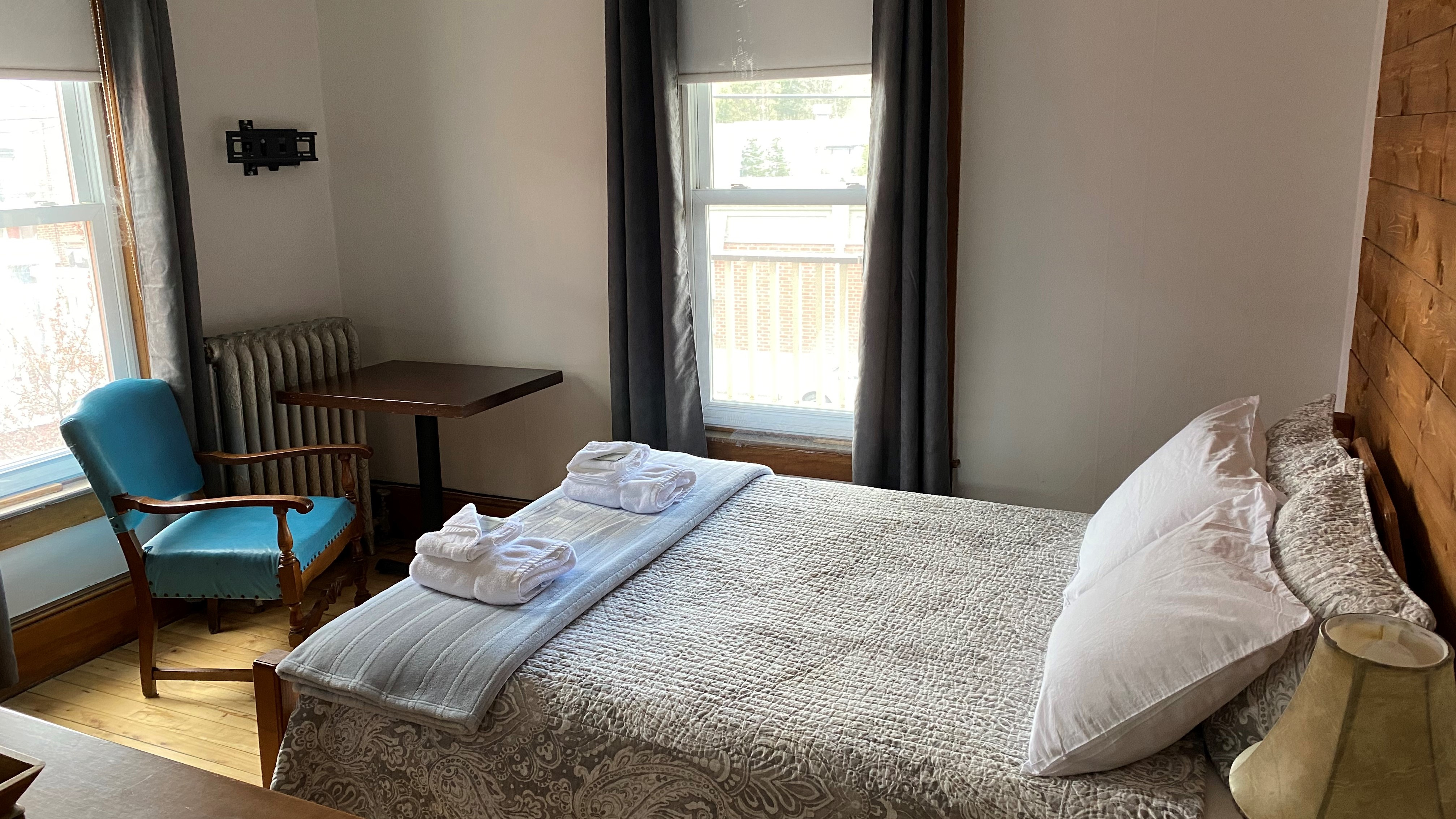 Deux chambres avec 2 lits double - Hébergement de l'Auberge Ayer's Cliff