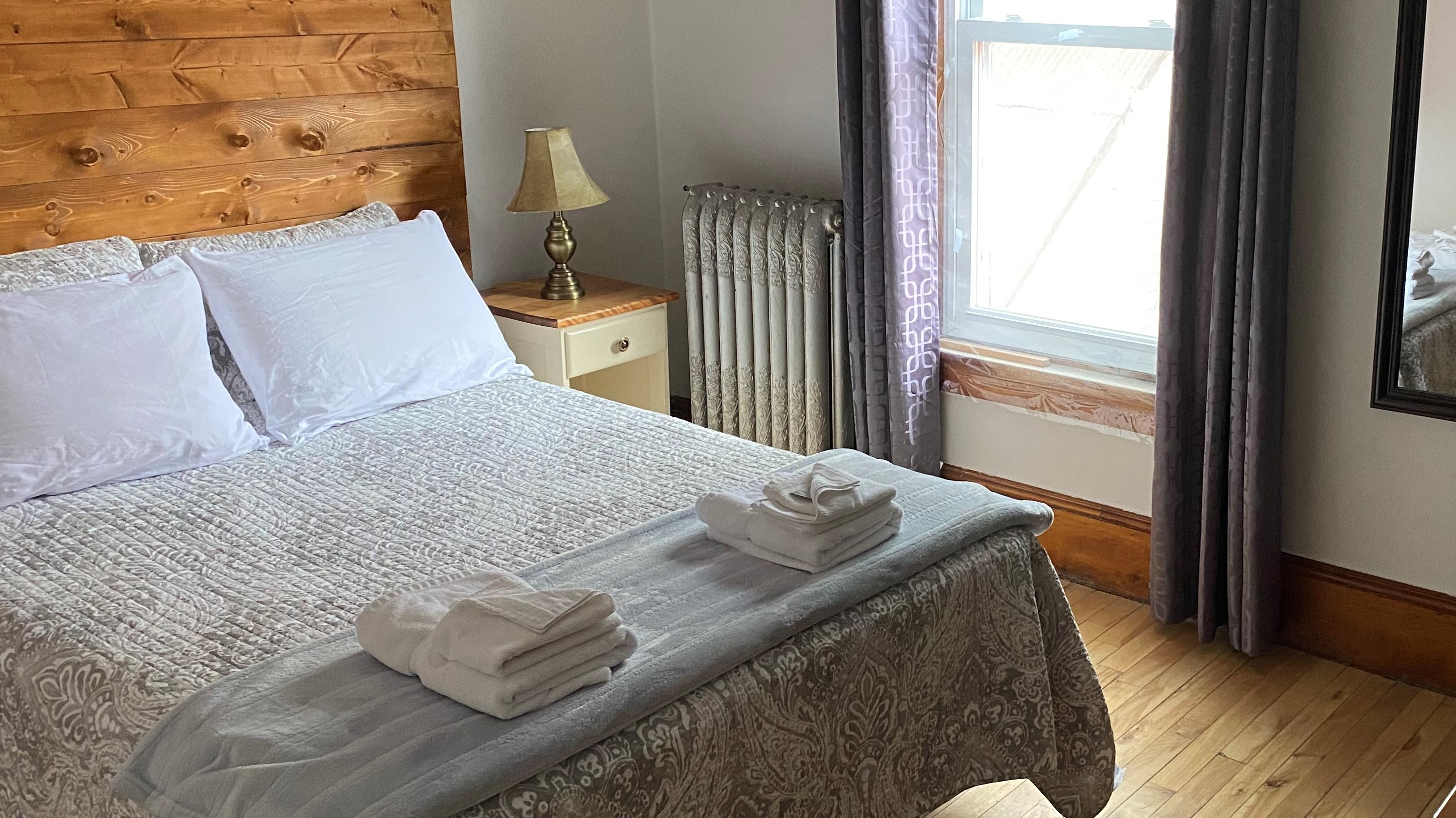 Chambre avec 1 lit double - Hébergement de l'Auberge Ayer's Cliff
