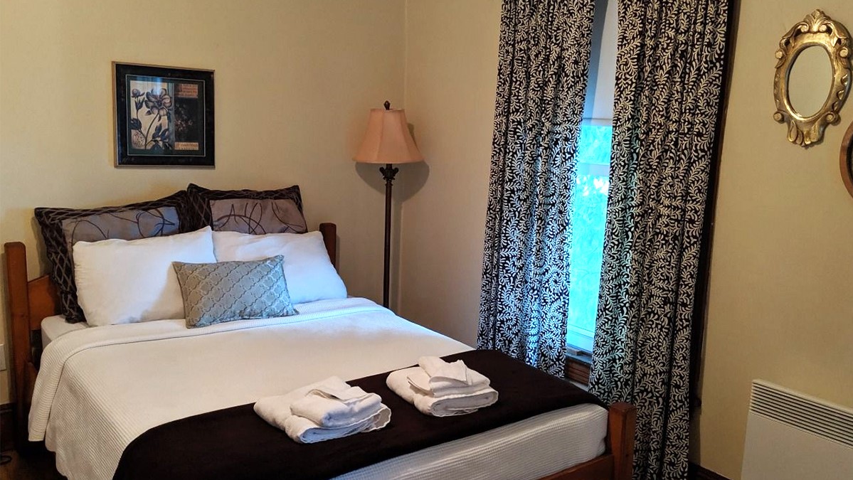Chambre avec 1 lit double - Hébergement de l'Auberge Ayer's Cliff